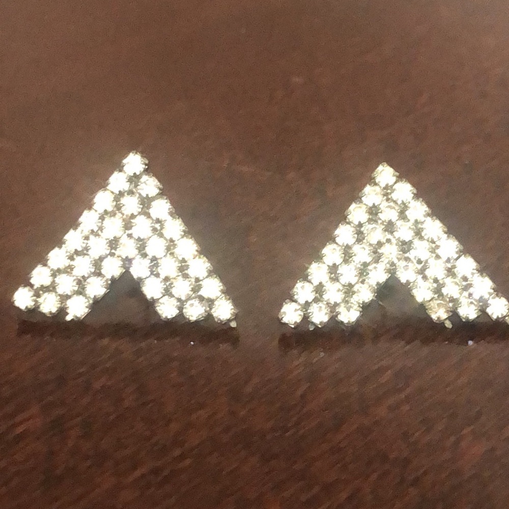🌞 Gorgeous Vintage 34 Rhinestone per ear in V shaped Earrings for pierced ears